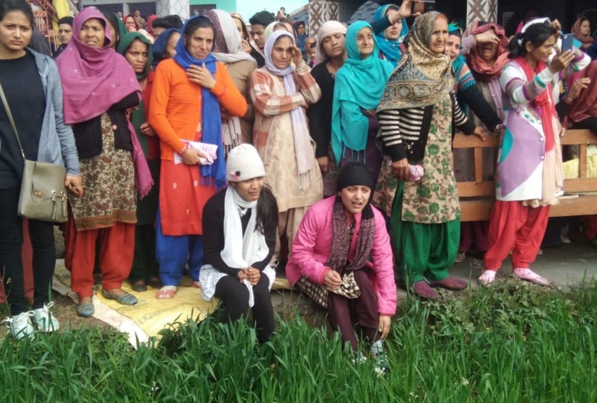Pulwama Terror Attack Wife bids adieu to martyr Tilak Raj in Kangra Himachal