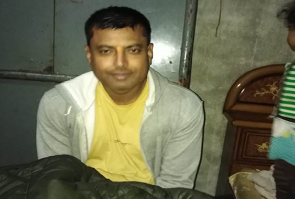 fake cid officer reached martyr pradeep yadav house