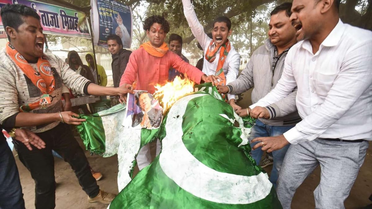 Food stall owner offering a discount on chicken leg piece who say Pakistan Murdabad
