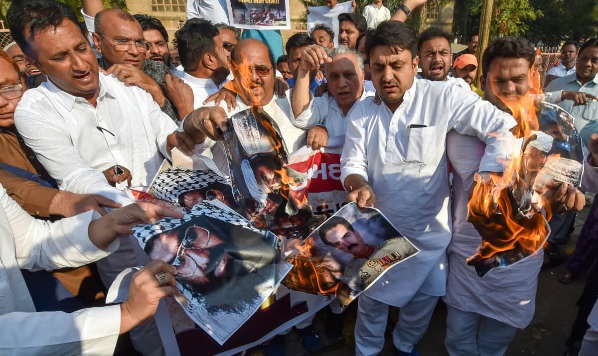 Pulwama terror attack: Country is in anger, see pictures 