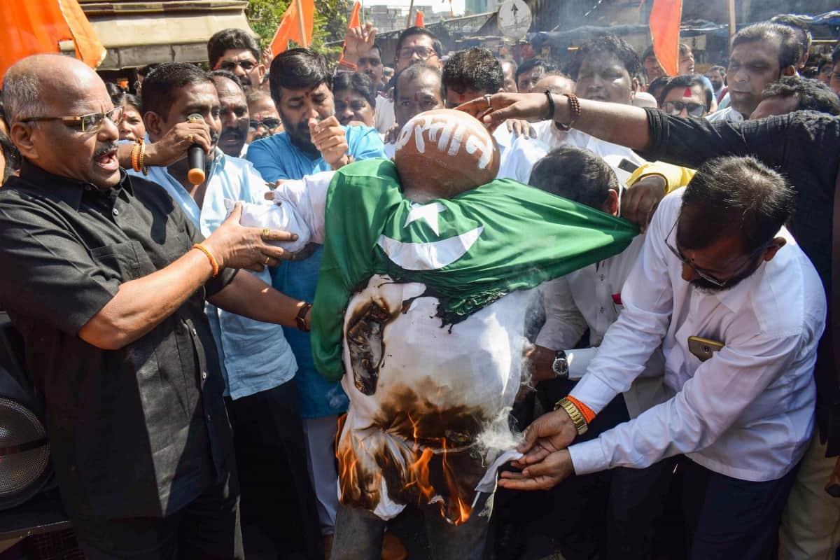 Pulwama terror attack: Country is in anger, see pictures 