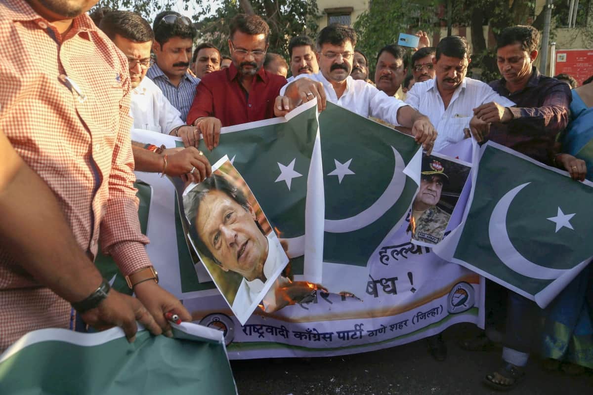 Pulwama terror attack: Country is in anger, see pictures 