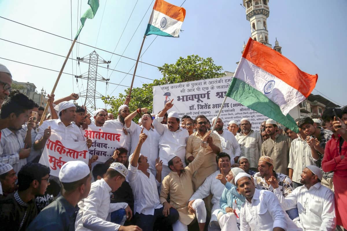 Pulwama terror attack: Country is in anger, see pictures 