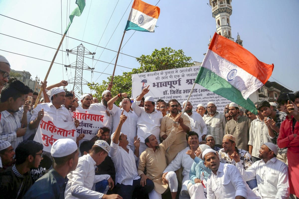 Pulwama terror attack: Country is in anger, see pictures 