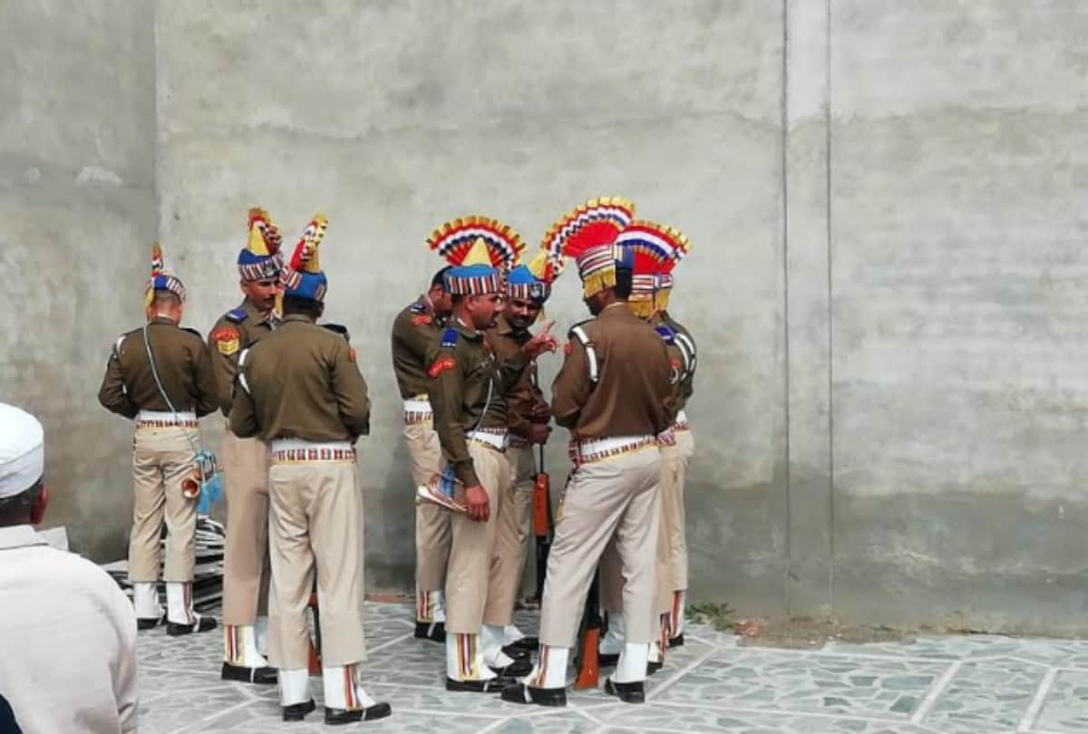 martyr Amit kumar  last ride stopped by people in shamli, demanded the land