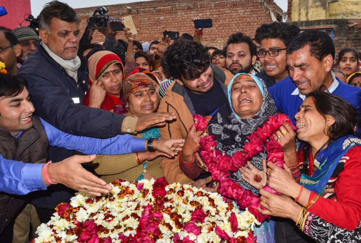 pulwama attack crpf martyr last rites photos from all over india, teary eyes angry hearts