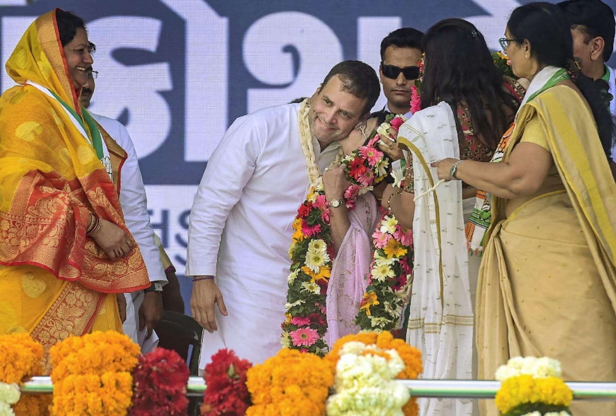 On valentines day woman kisses rahul gandhi on stage in front of thousands, photos went viral