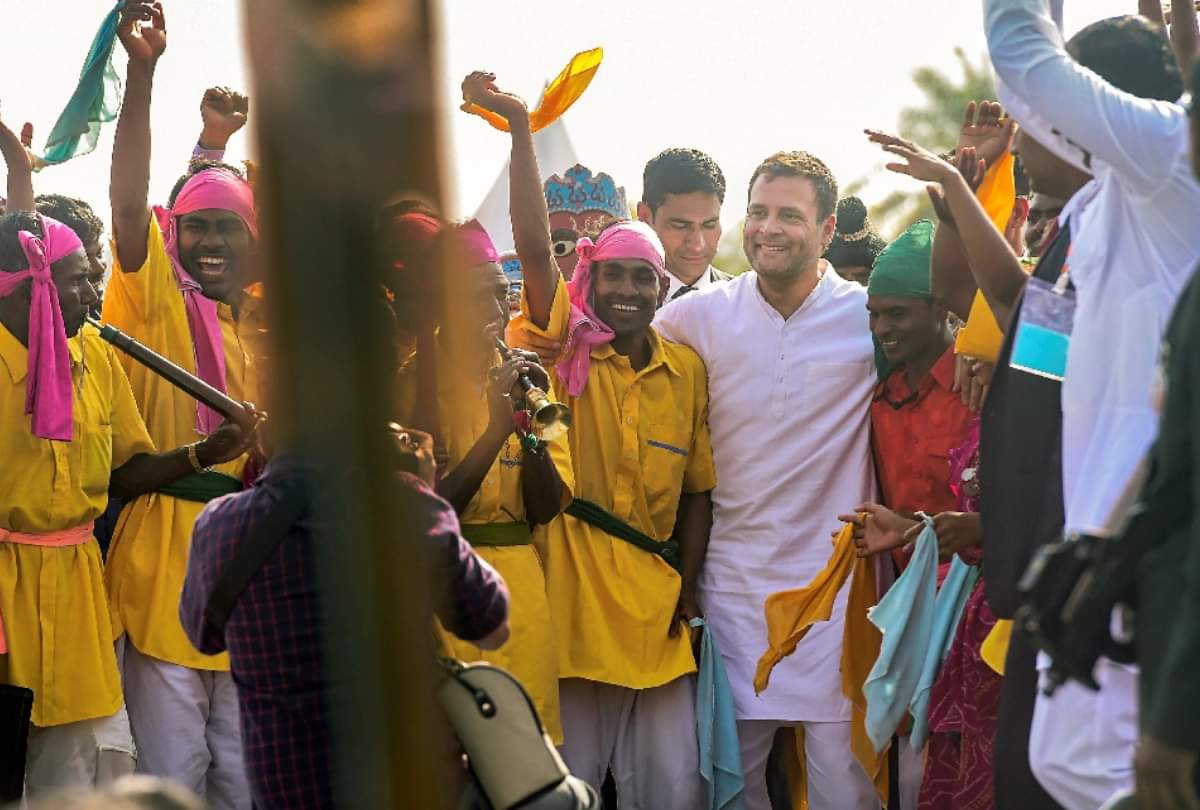 On valentines day woman kisses rahul gandhi on stage in front of thousands, photos went viral