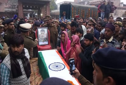Martyr kaushal kishore Rawat body reached at his hometown Karhai in Agra