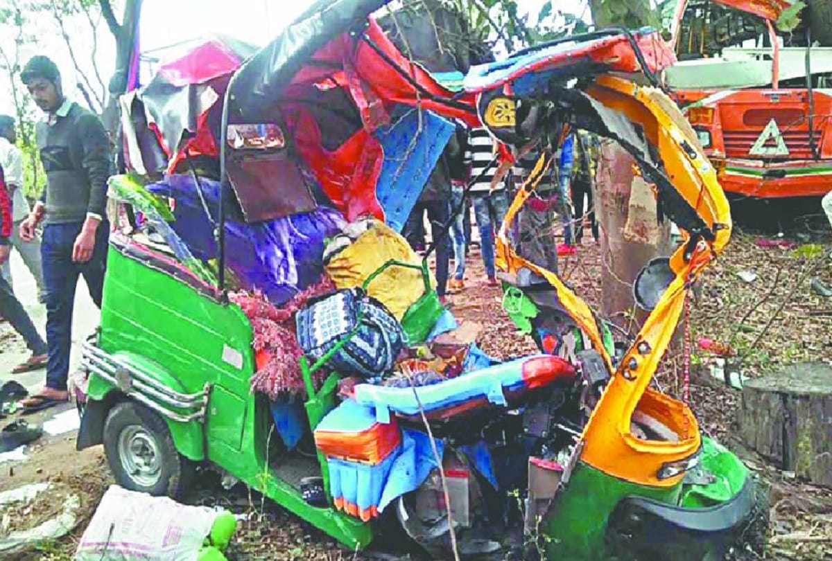 Roadways bus hits Auto in hapur of uttar pradesh