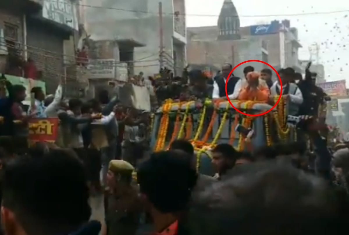 fact check sakshi maharaj trolled for his gesture at last journey of pulwama martyr ajit kumar azad