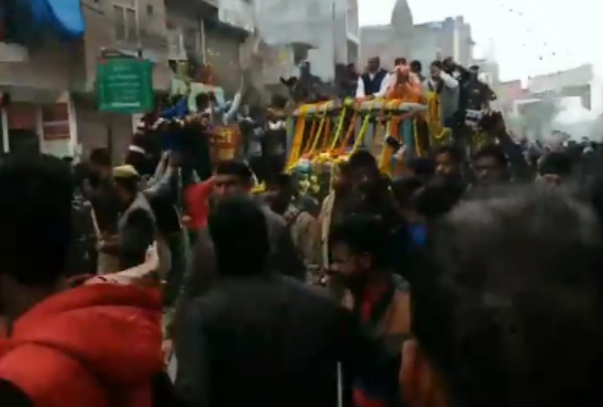 fact check sakshi maharaj trolled for his gesture at last journey of pulwama martyr ajit kumar azad