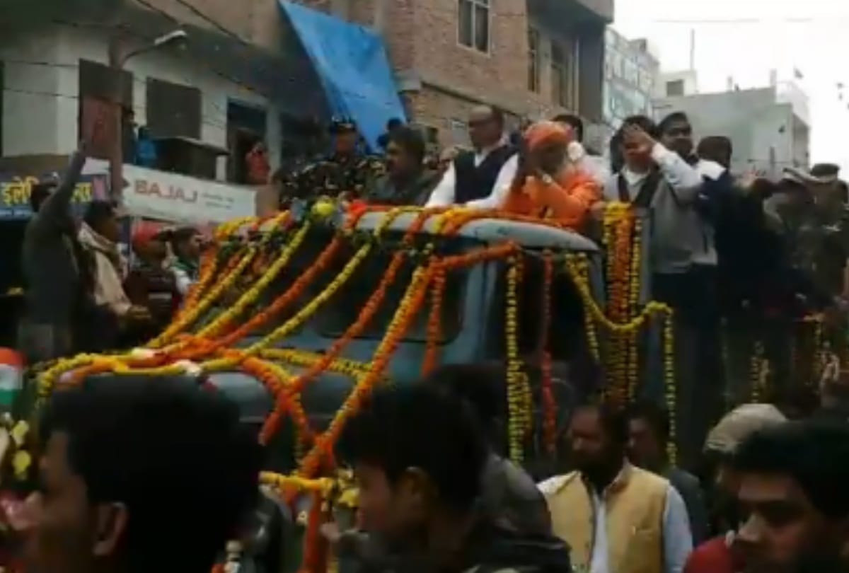 fact check sakshi maharaj trolled for his gesture at last journey of pulwama martyr ajit kumar azad