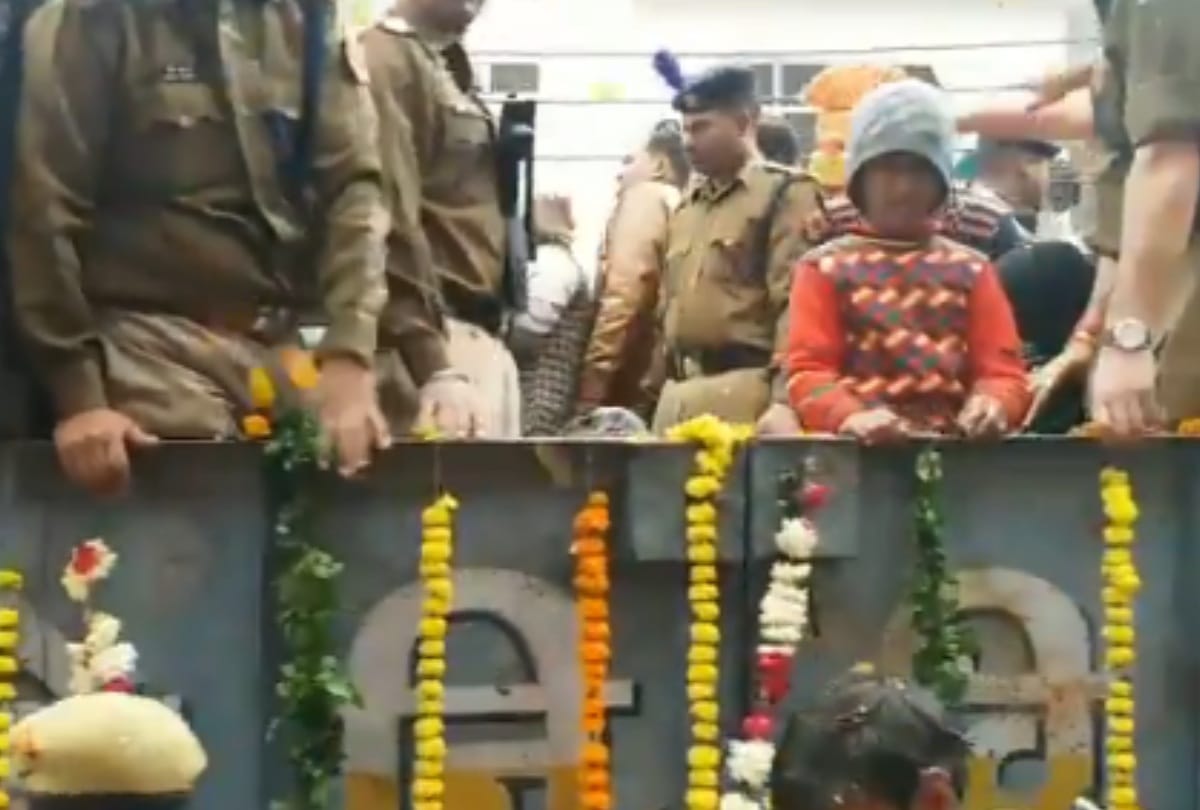 fact check sakshi maharaj trolled for his gesture at last journey of pulwama martyr ajit kumar azad