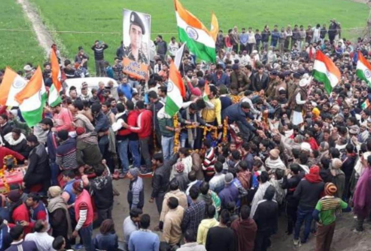 Pulwama terror attack, villagers including General VK Singh paid homage to martyr Amit and Pradeep