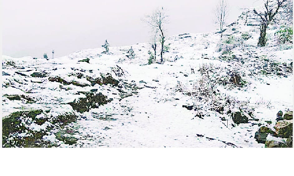 Snowfall on the high peaks including Munasariya