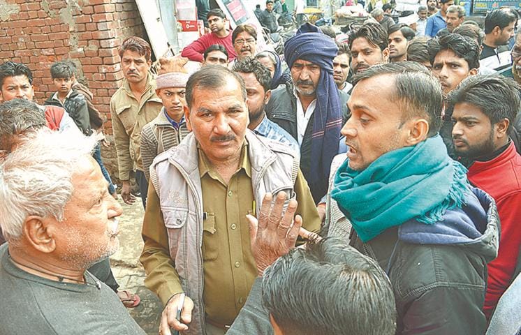 Some shopkeepers protest against installing Akrur Chowk board