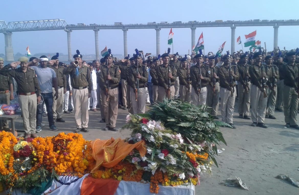 Guard of honour give to Pulwama attack martyr ramesh yadav