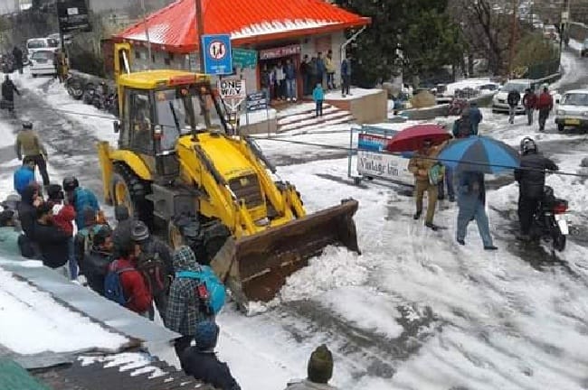 सरोवरनगरी में हुई भीषण ओलावृष्टि से रुके रहे वाहन