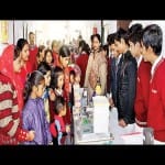विज्ञान प्रदर्शनी में बच्चों के मॉडलों का अवलोकन करते अभिभावक।