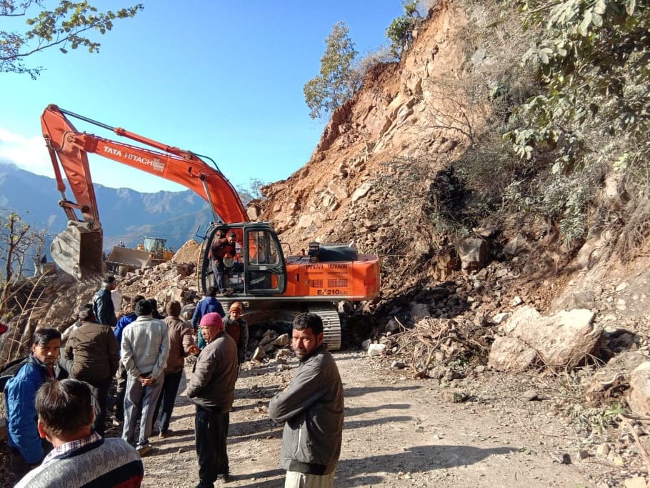 Badrinath highway closed after falling boulder and snowfall 