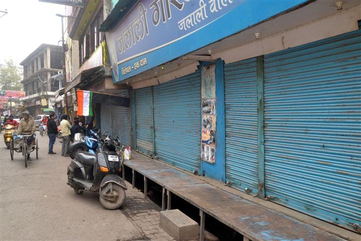 Shops shut, slogan slogan against enemy