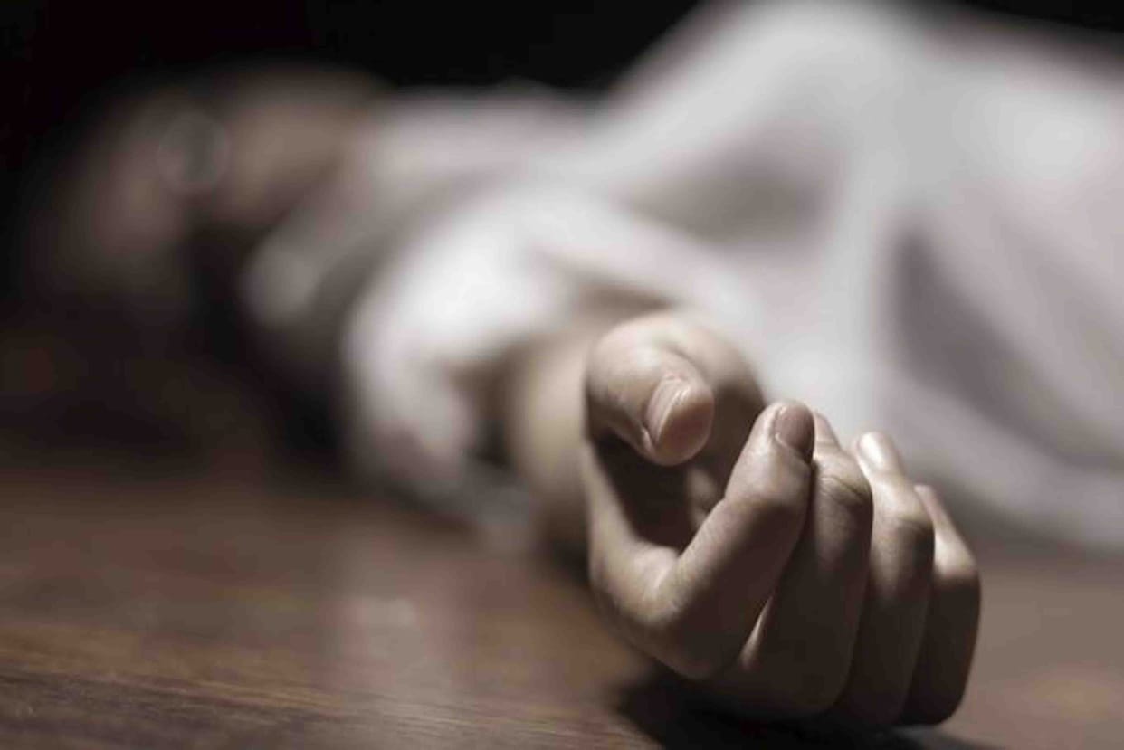 seventeen year old girl commits suicide