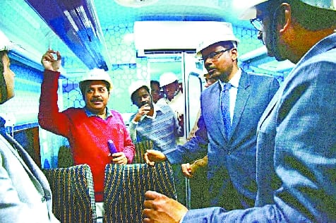 वर्कशॉप के मेंटीनेंस से खुश जीएम ने दिया एक लाख का इनाम
