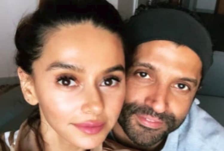 farhan akhtar and shibani dandekar romantic photo share on instagram