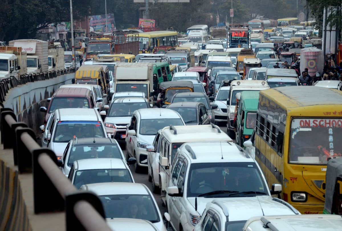 Before Maghi purnima Devotees crowd in Kumbh Mela for holy dip in Sangam, traffic uncontrollable