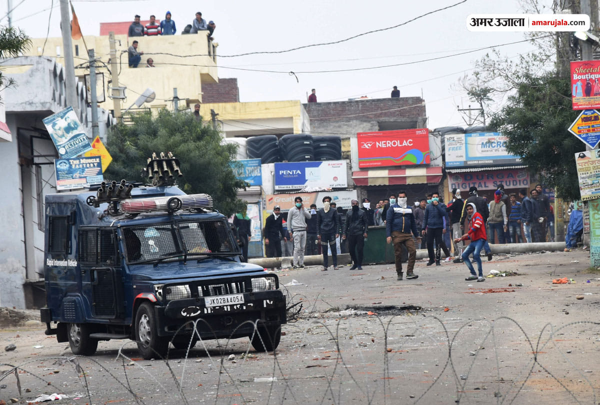 Home Ministry clarifies, forces did not fired on 9 August but some people did stone pelting Srinagar
