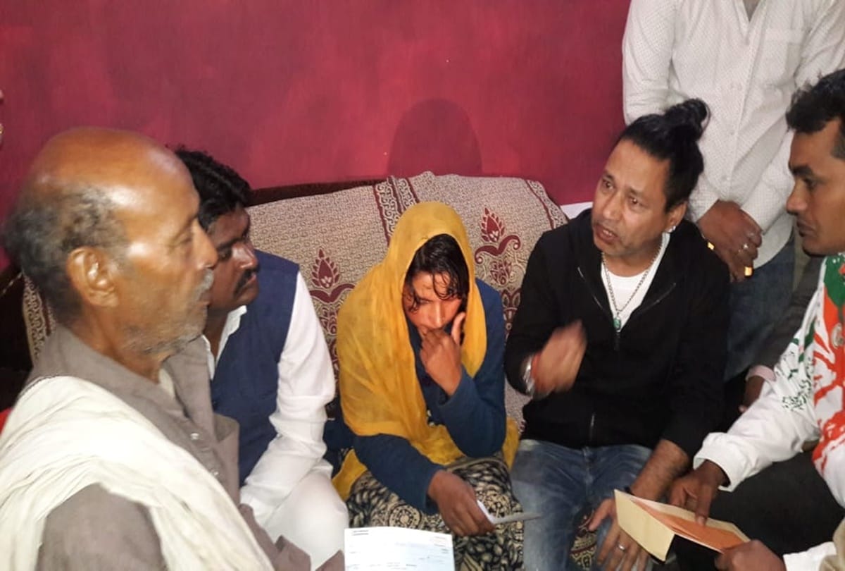 Kailash Kher reached Shaheed Vijay Kumar village