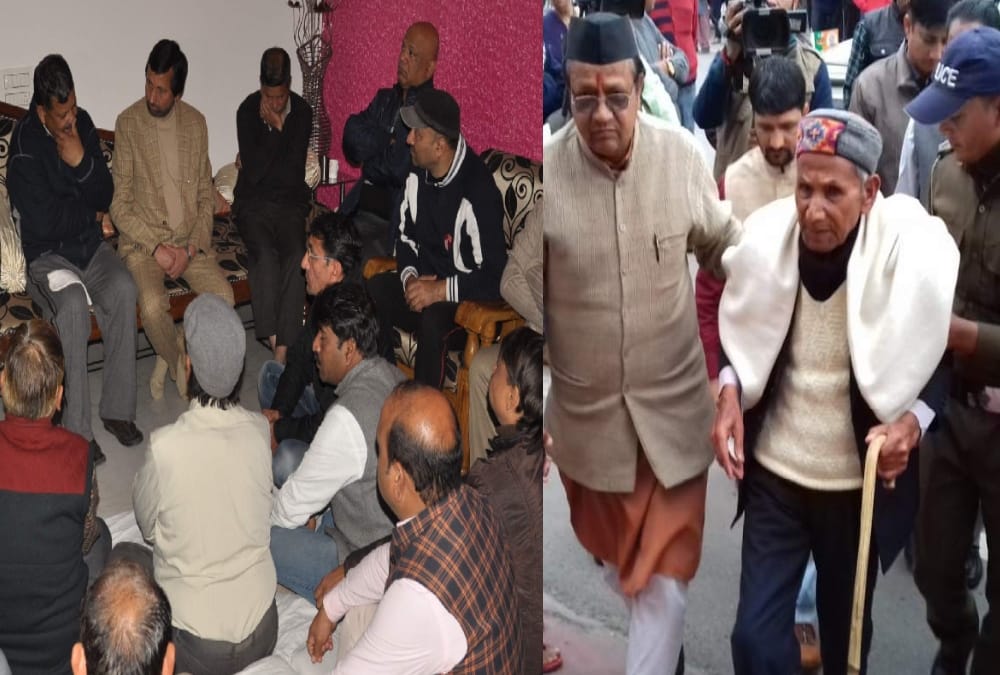 CM yogi adityanath father Meet Martyred Major Chitresh father in dehradun photos