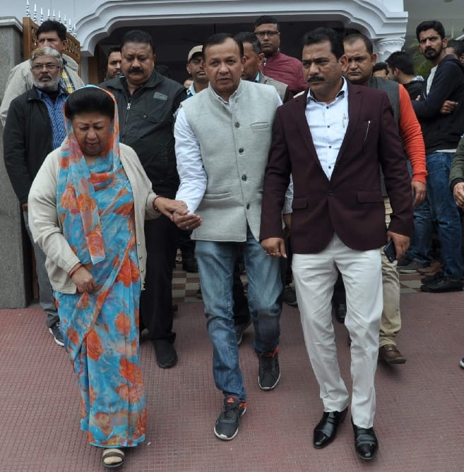 CM yogi adityanath father Meet Martyred Major Chitresh father in dehradun photos