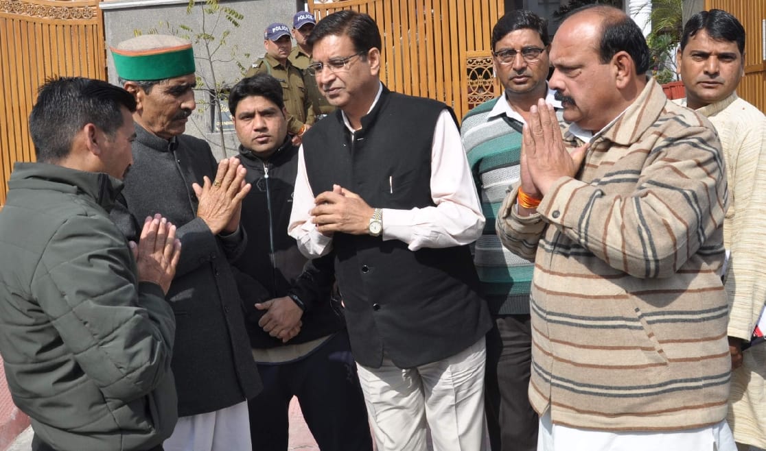 CM yogi adityanath father Meet Martyred Major Chitresh father in dehradun photos