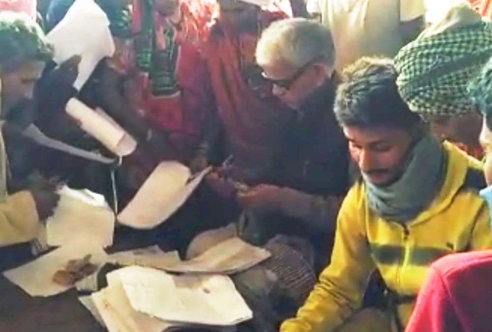 lekhpal suspended for taking bribe for the help of farmers.