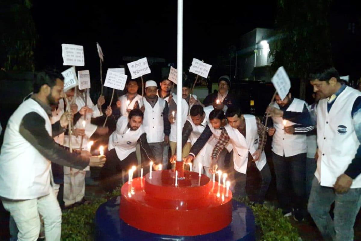 कैंडल मार्च निकाल कर पाकिस्तान का पुतला फूंका