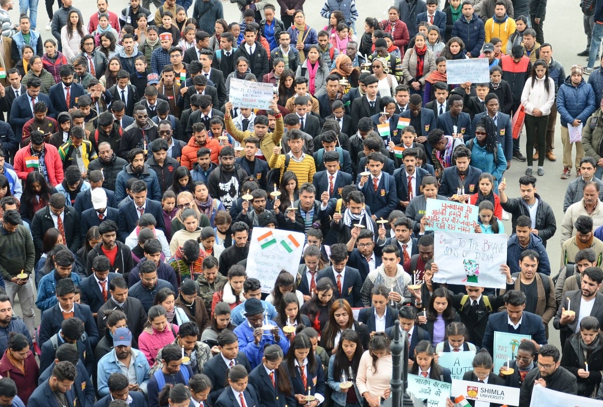 पुलवामा हमले के शाहिदों के लिए कैडल मार्च, प्रदर्शन भी किए गए