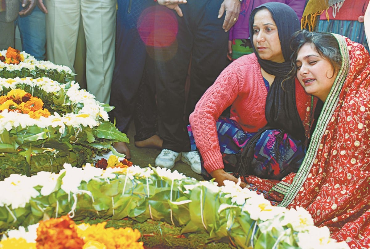 Pulwama Terror Attack Wife Bids Adieu To Martyr Tilak Raj In Kangra Himachal Pradesh