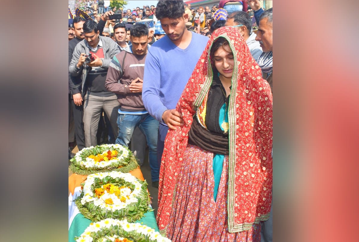 Pulwama Terror Attack Wife Bids Adieu To Martyr Tilak Raj In Kangra Himachal Pradesh