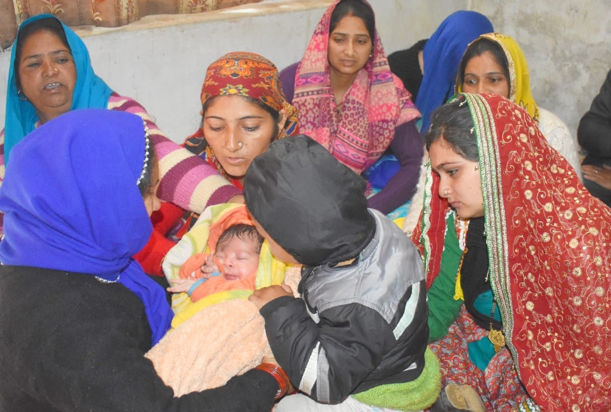 Pulwama Terror Attack Wife Bids Adieu To Martyr Tilak Raj In Kangra Himachal Pradesh