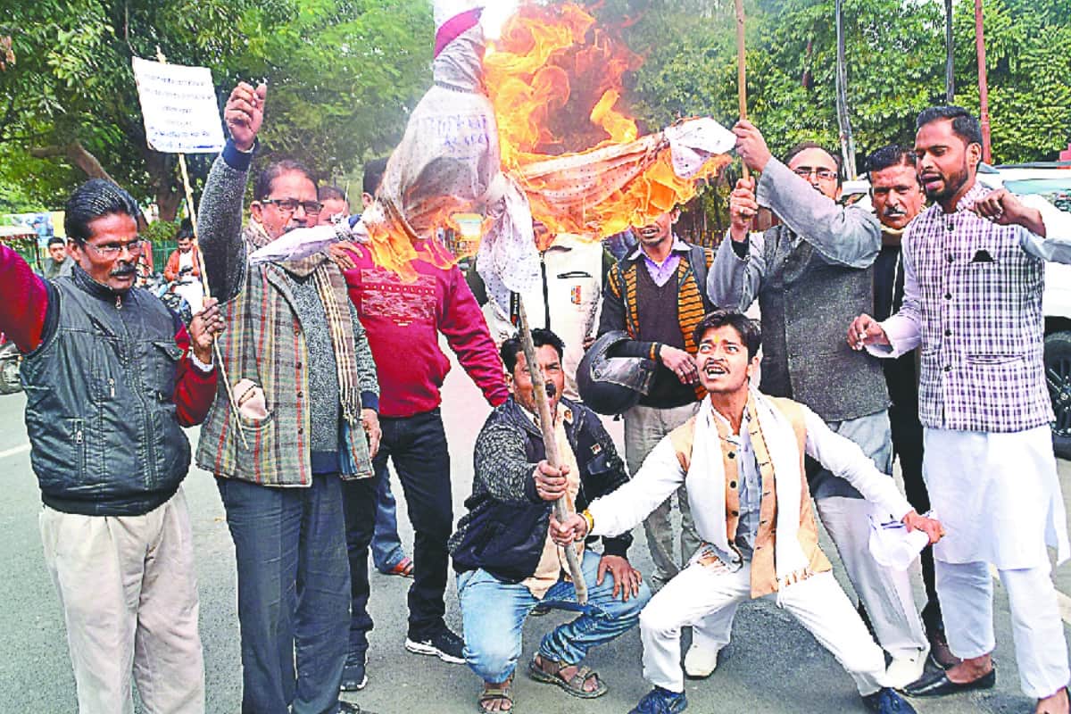 #Pulwama: tribute given to the soldiers by candle in the names of martyrs in Meerut