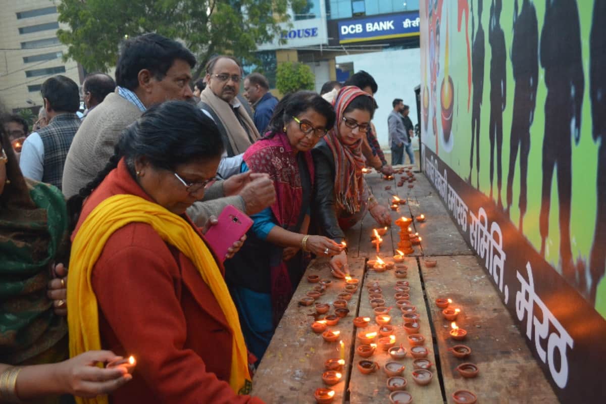 #Pulwama: tribute given to the soldiers by candle in the names of martyrs in Meerut