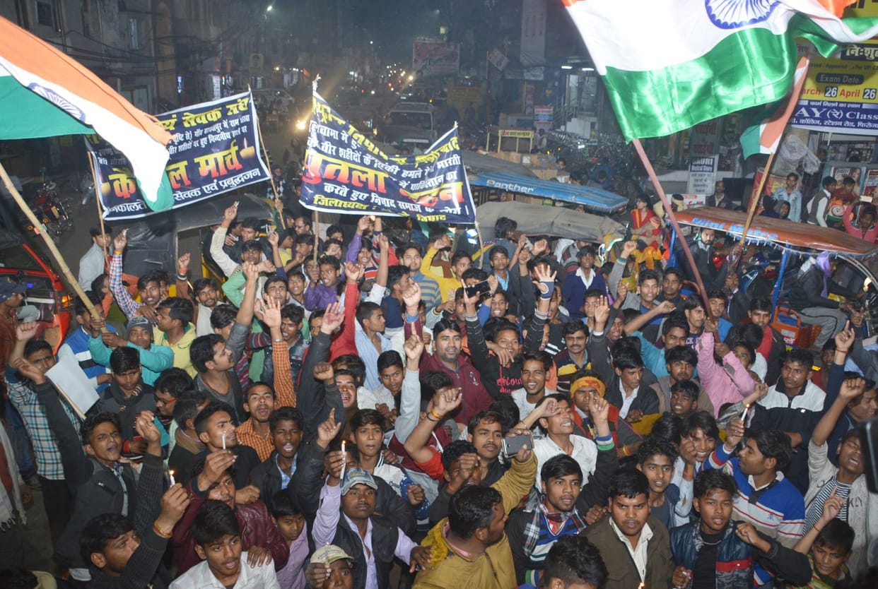 सड़कों पर उमड़ा आक्रोश का सैलाब, पुतले फुंके, कैंडल मार्च निकाले