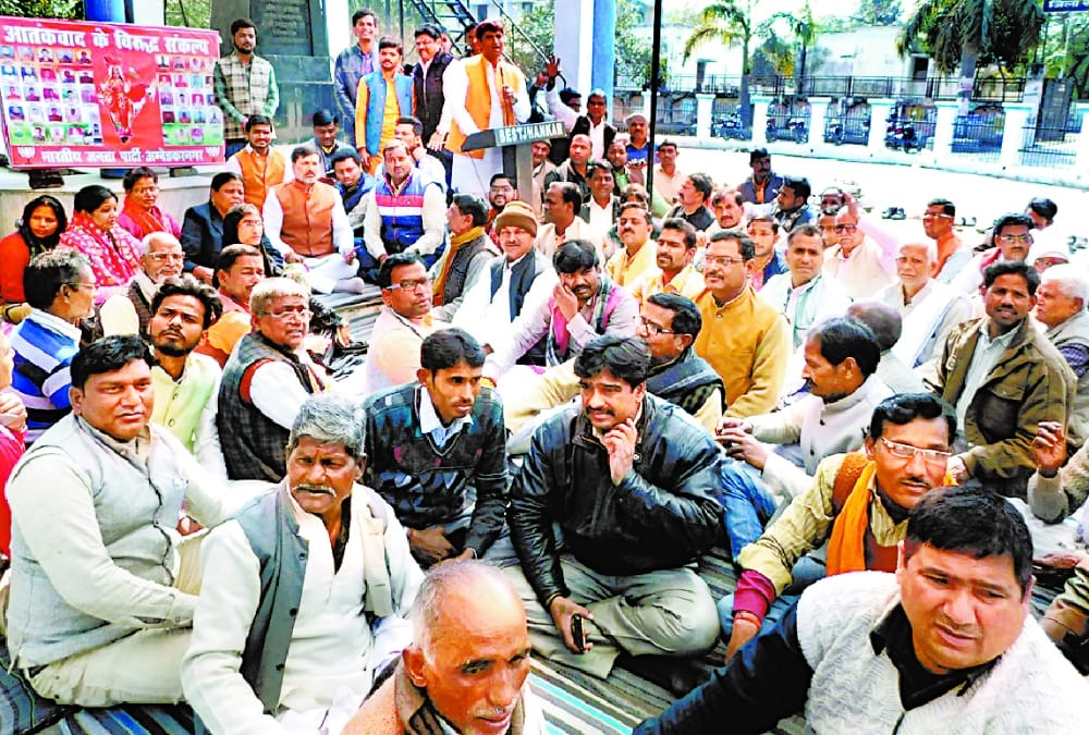 people protest over pulwama attack in lucknow.