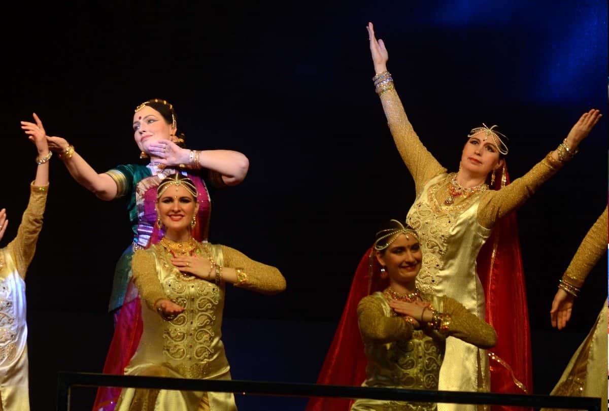 Kumbh Mela 2019: Russia-Ukraine artists sung national anthem, see pictures of adorable dance