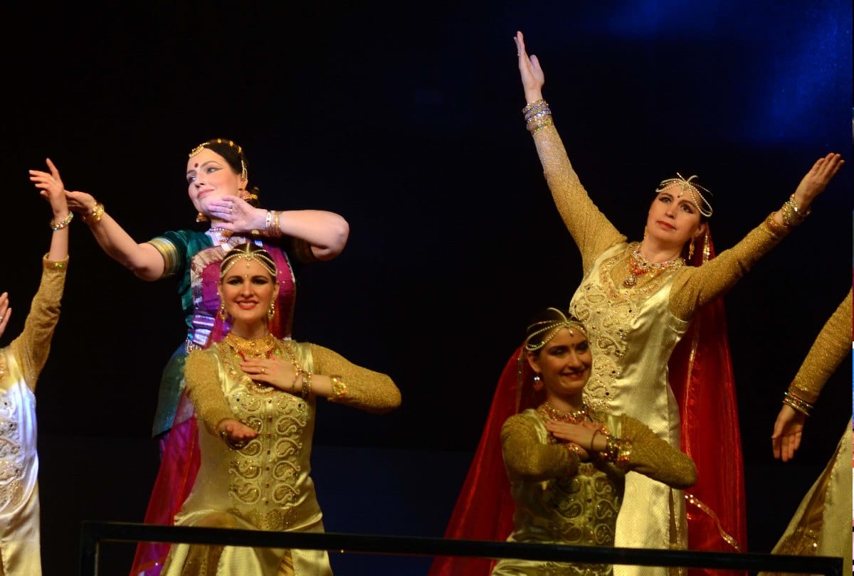 Kumbh Mela 2019: Russia-Ukraine artists sung national anthem, see pictures of adorable dance