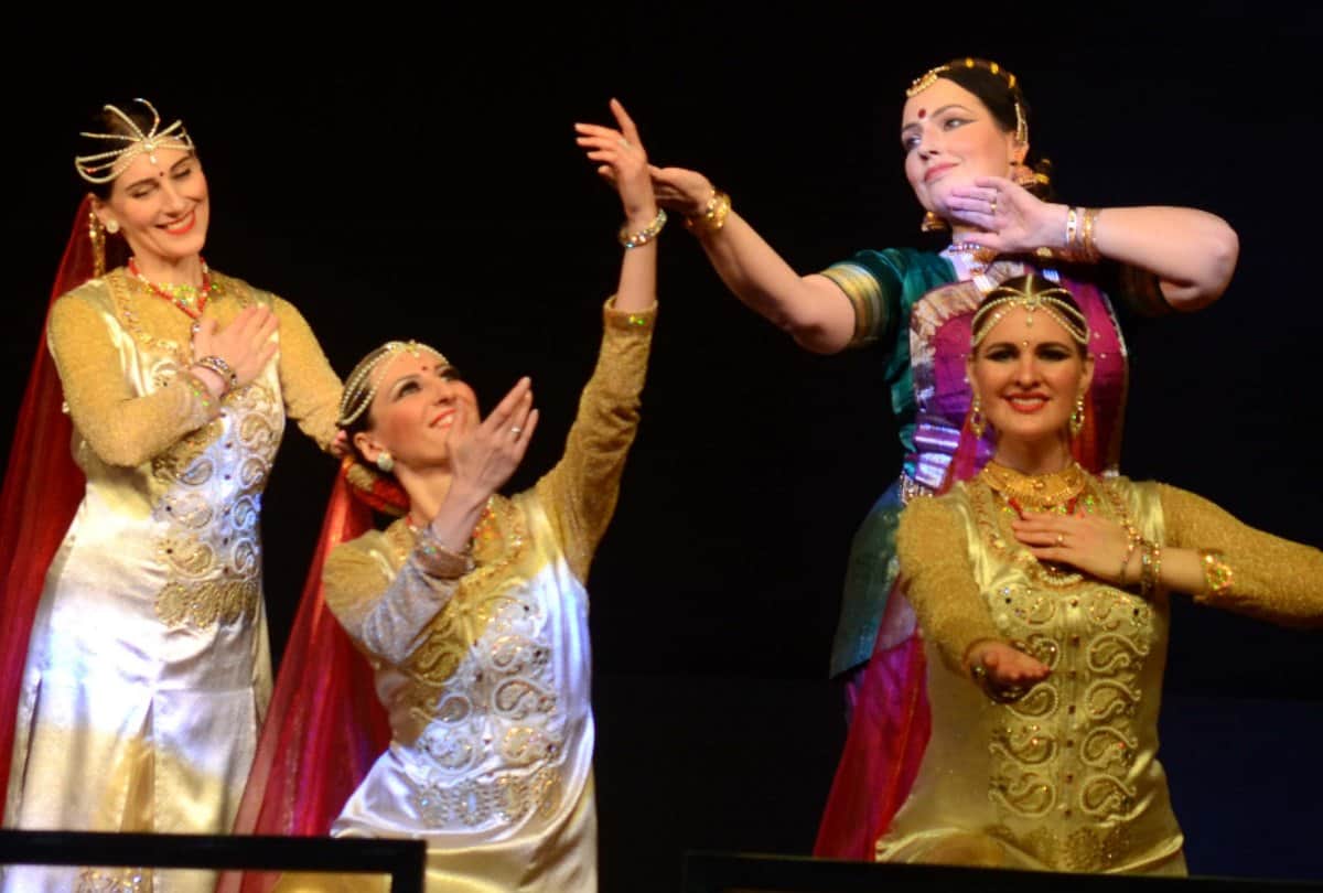 Kumbh Mela 2019: Russia-Ukraine artists sung national anthem, see pictures of adorable dance