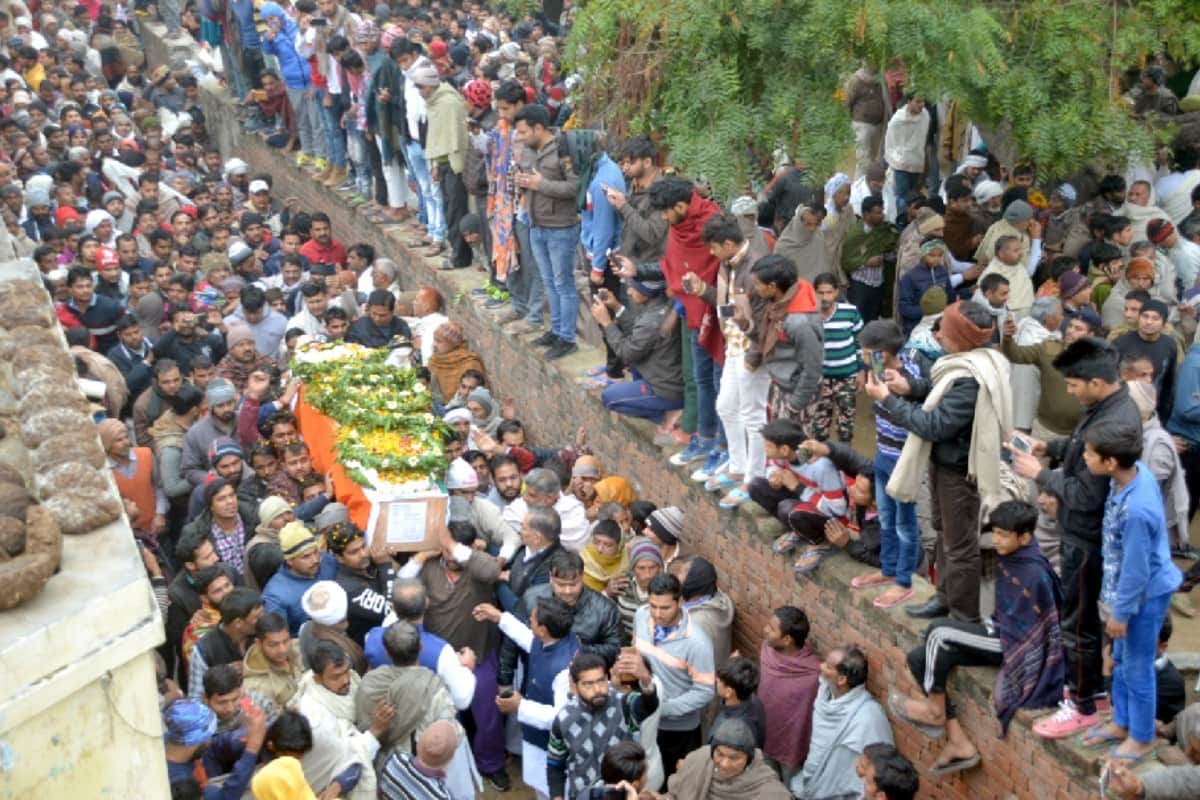 Pulwama terrorist attack thousand of steps walked along with last journey of martyrs shamli up