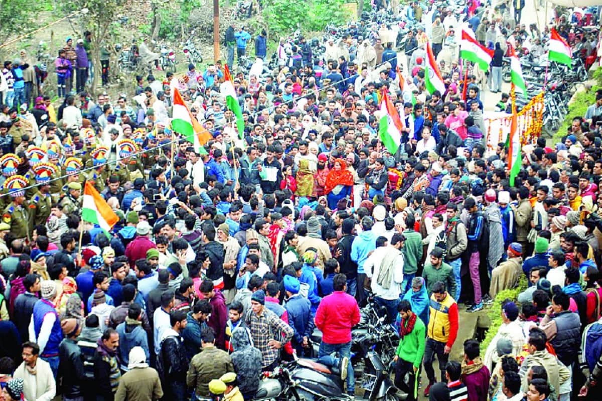 Pulwama terrorist attack thousand of steps walked along with last journey of martyrs shamli up